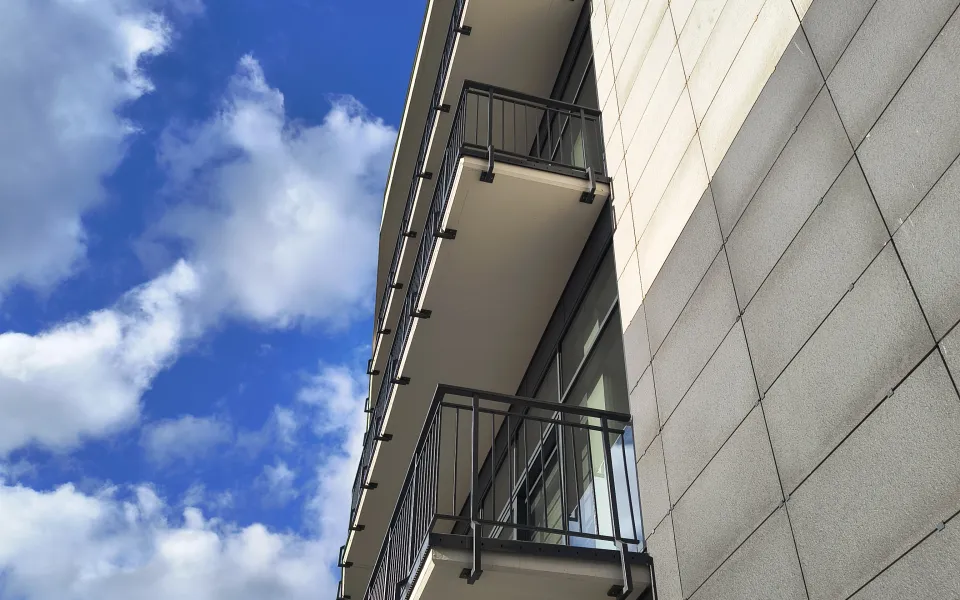 Renoplast system Basic W30 Galeria Rzeszów część biurowa balkon widok z dołu